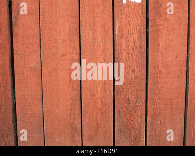 Holz Dielen Closeup mit abblätternde Farbe rot. Bretter machen eine vertikale Reihe und den gesamten Raum des Bildes zu besetzen. Stockfoto