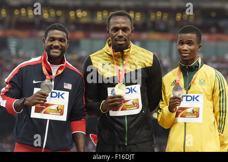 Peking, China. 28. August 2015. Goldmedaillengewinner Jamaikas Usain Bolt (C), Silbermedaillengewinner Justin Gatlin (L) von den Vereinigten Staaten und Bronzemedaillengewinner Südafrikas Anaso Jobodwana darstellen, während die Männer 200 m Preisverleihung bei den IAAF Weltmeisterschaften 2015 im "Vogelnest" Nationalstadion in Peking, Hauptstadt von China, 28. August 2015. Bildnachweis: Gong Lei/Xinhua/Alamy Live-Nachrichten Stockfoto