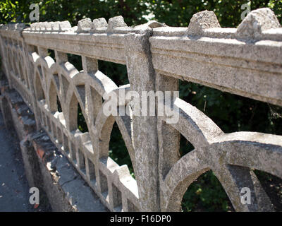 Fragment einer alten Steinmauer der durchbrochenen Casting mit Flecken von Sonnenlicht und Schatten auf einer Diagonale Bild. Selektiven Fokus Stockfoto