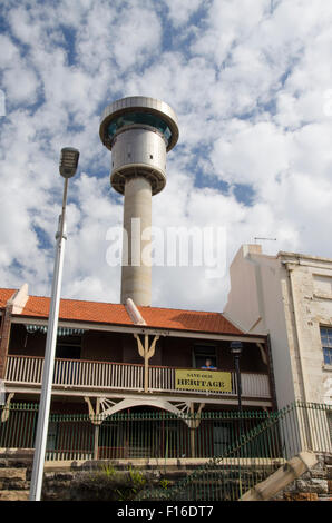 Der Sydney Ports Harbour Control Tower wurde 1974 gebaut, um den Hafenverkehr zu steuern, er wurde 2016 im Rahmen der Sanierung von Barangaroo abgerissen Stockfoto