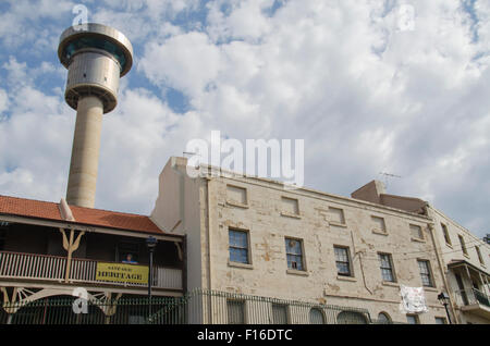 Der Sydney Ports Harbour Control Tower wurde 1974 gebaut, um den Hafenverkehr zu steuern, er wurde 2016 im Rahmen der Sanierung von Barangaroo abgerissen Stockfoto