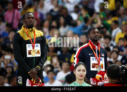 Peking, China. 28. August 2015. Goldmedaillengewinner Jamaikas Usain Bolt (L) und Silbermedaillengewinner Justin Gatlin der Vereinigten Staaten darstellen, während die Männer 200m Preisverleihung bei den IAAF Weltmeisterschaften 2015 im "Vogelnest" Nationalstadion in Peking, Hauptstadt von China, 28. August 2015. Bildnachweis: Wang Lili/Xinhua/Alamy Live-Nachrichten Stockfoto