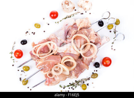 ungekocht rohes Stück Huhn am Spieß mit dem Dienst am Gewürze auf weißem Hintergrund Stockfoto