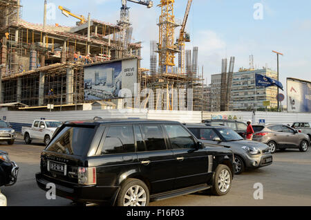 ANGOLA Luanda ist die Hauptstadt eines der teuren Immobilien Märkte weltweit, Baustelle der neuen Büroturm in der Mitte, aus Erdöl-Einnahmen finanziert portugiesische Angolian Somague Engenharia Angola, S.A. Stockfoto