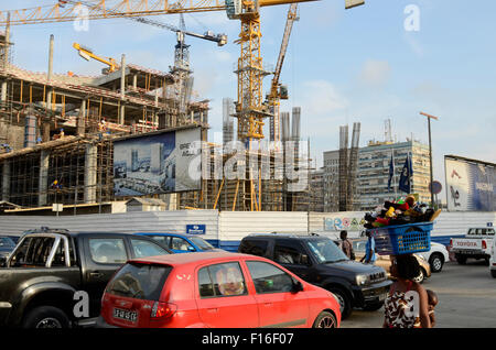 ANGOLA Luanda ist die Hauptstadt eines der teuren Immobilienmärkte weltweit, Baustelle des neuen Büroturm Breve Aqui in der Mitte, portugiesische Angolian Somague Engenharia Angola, S.A. Stockfoto