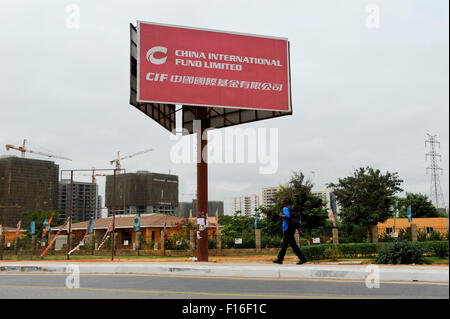 ANGOLA Luanda ist die Hauptstadt eines der teure Immobilien Märkte weltweit, Baustelle der neuen Bausteine von chinesischen Bauunternehmen wie chinesische staatseigene CITIC finanziert durch Leihgaben aus Hongkong CIF China International Fund, basiert die Angola zurück mit Rohöl nach China bezahlt Stockfoto