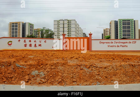 ANGOLA Luanda ist die Hauptstadt eines der teure Immobilien Märkte weltweit, Baustelle der neuen Bausteine von chinesischen Bauunternehmen wie chinesische staatseigene CITIC finanziert durch Leihgaben aus Hongkong CIF China International Fund, basiert die Angola zurück mit Rohöl nach China bezahlt Stockfoto