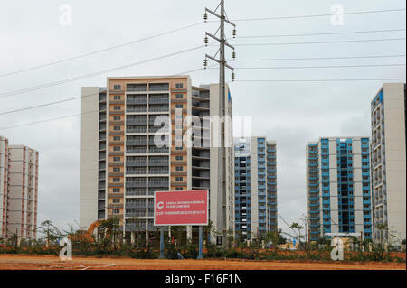 ANGOLA Luanda ist die Hauptstadt eines der teure Immobilien Märkte weltweit, Baustelle der neuen Bausteine von chinesischen Bauunternehmen wie chinesische staatseigene CITIC finanziert durch Leihgaben aus Hongkong CIF China International Fund, basiert die Angola zurück mit Rohöl nach China bezahlt Stockfoto