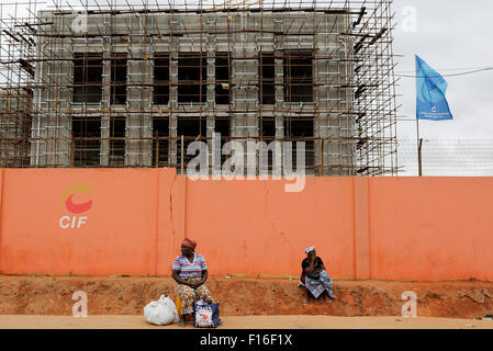 ANGOLA Luanda ist die Hauptstadt eines der teure Immobilien Märkte weltweit, Baustelle der neuen Bausteine von chinesischen Bauunternehmen wie chinesische staatseigene CITIC finanziert durch Leihgaben aus Hongkong CIF China International Fund, basiert die Angola zurück mit Rohöl nach China bezahlt Stockfoto