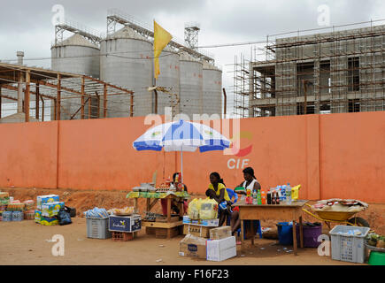 ANGOLA Luanda ist die Hauptstadt eines der teure Immobilien Märkte weltweit, Baustelle der neuen Bausteine von chinesischen Bauunternehmen wie chinesische staatseigene CITIC finanziert durch Leihgaben aus Hongkong CIF China International Fund, basiert die Angola zurück mit Rohöl nach China bezahlt Stockfoto