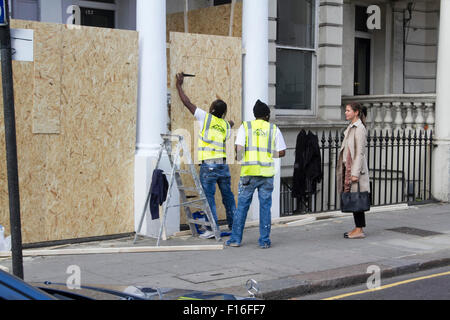 Notting Hill, London, UK. 28. August 2015. Wohnimmobilien sind mit Brettern vernagelt vor 2015 Notting Hill Carnival, Europas größte Straßenfest, die voraussichtlich mehr als 1 Million Nachtschwärmer Kredit zu gewinnen: Amer Ghazzal/Alamy Live-Nachrichten Stockfoto