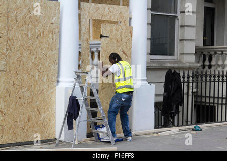 Notting Hill, London, UK. 28. August 2015. Wohnimmobilien sind mit Brettern vernagelt vor 2015 Notting Hill Carnival, Europas größte Straßenfest, die voraussichtlich mehr als 1 Million Nachtschwärmer Kredit zu gewinnen: Amer Ghazzal/Alamy Live-Nachrichten Stockfoto