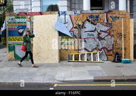 Notting Hill, London, UK. 28. August 2015. Wohnimmobilien sind mit Brettern vernagelt vor 2015 Notting Hill Carnival, Europas größte Straßenfest, die voraussichtlich mehr als 1 Million Nachtschwärmer Kredit zu gewinnen: Amer Ghazzal/Alamy Live-Nachrichten Stockfoto