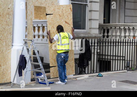 Notting Hill, London, UK. 28. August 2015. Wohnimmobilien sind mit Brettern vernagelt vor 2015 Notting Hill Carnival, Europas größte Straßenfest, die voraussichtlich mehr als 1 Million Nachtschwärmer Kredit zu gewinnen: Amer Ghazzal/Alamy Live-Nachrichten Stockfoto