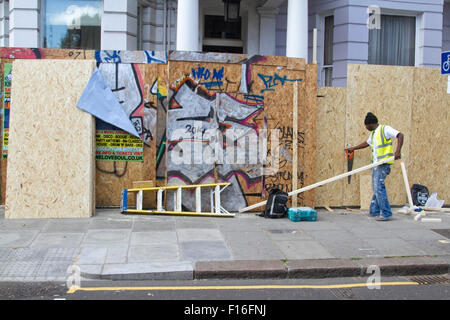 Notting Hill, London, UK. 28. August 2015. Wohnimmobilien sind mit Brettern vernagelt vor 2015 Notting Hill Carnival, Europas größte Straßenfest, die voraussichtlich mehr als 1 Million Nachtschwärmer Kredit zu gewinnen: Amer Ghazzal/Alamy Live-Nachrichten Stockfoto