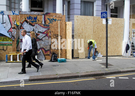 Notting Hill, London, UK. 28. August 2015. Wohnimmobilien sind mit Brettern vernagelt vor 2015 Notting Hill Carnival, Europas größte Straßenfest, die voraussichtlich mehr als 1 Million Nachtschwärmer Kredit zu gewinnen: Amer Ghazzal/Alamy Live-Nachrichten Stockfoto