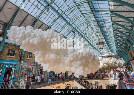 London, UK. 27. August 2015. Herzschlag - französischen Künstlers Charles Pétillon Erstinstallation Kunst im öffentlichen Raum (und seine erste live-Arbeit außerhalb Frankreichs) in Covent Garden. 100.000 riesige weiße Ballons füllen das große innere Gebäude aus dem 19. Jahrhundert Markt. Herzschlag erstreckt sich 54 Meter lang und 12 Meter breit und sanftes pulsierendes weißes Licht zu symbolisieren das Schlagen eines Herzens und reflektieren die Geschichte, Energie und Dynamik des Bezirks enthält. Bildnachweis: Guy Bell/Alamy Live-Nachrichten Stockfoto