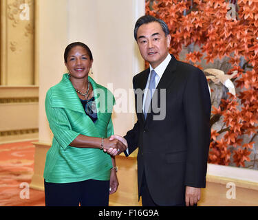 Peking, China. 28. August 2015. Chinese Foreign Minister Wang Yi (R) trifft sich mit US National Security Advisor Susan Rice in Peking, Hauptstadt von China, 28. August 2015. © Li Tao/Xinhua/Alamy Live-Nachrichten Stockfoto