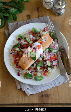 Türkische gegrillter Lachs mit Salat Stockfoto