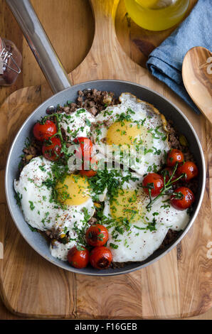 Gehacktem Lammfleisch mit Eiern Stockfoto