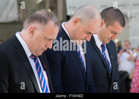 Whitehall, London, UK. 28. August 2015.  Sechs Kränze werden am Cenotaph von Vertretern der Streitkräfte, der RFL, die Rugby League-Bundestagsfraktion und Ladbrokes Challenge Cup Finalisten Hull Kingston Rovers und Leeds Rhinos, vor Samstag Ladbrokes Challenge Cup-Finale im Wembley-Stadion verlegt. Bild: Rumpf KR Vertreter einschließlich Geschäftsführer Mike Smith (L) und Kapitän Terry Campese (C) beugen ihre Köpfe nach dem verlegen ihren Kranz. Bildnachweis: Paul Davey/Alamy Live-Nachrichten Stockfoto