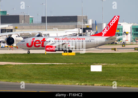 Jet2 Boeing 737 auf Manchester International Airport Taxiway nach der Landung Rollen. Terminal auf dem Hintergrund. Stockfoto