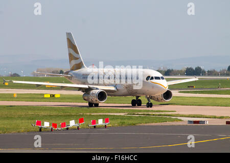 British Airways Airbus A319 (G-EUPD) auf Manchester Flughafen-Startbahn rollen. Stockfoto