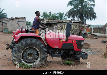 ANGOLA Malanje, "Wahl-Traktor" in vielen Dörfern neue Traktoren wurden Leiter von der Regierungspartei MPLA als Geschenk vor der Wahl gegeben, nach ungelernten verwenden Sie die Traktoren nicht in Ordnung sind, und es gibt kein Geld für Ersatzteile oder Wartung Stockfoto