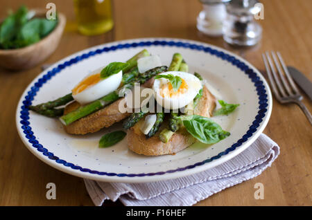 Weich gekochtes Ei, Spargel und Schafskäse auf toast Stockfoto