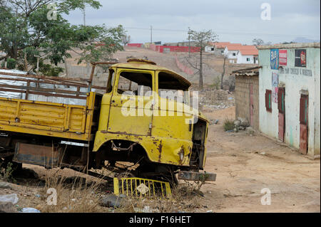 ANGOLA Straße nach Calulo, alte ddr-Lkw IFA W50, die in der DDR Deutsche Demokratische Republik produziert wurde als Entwicklungshilfe in Angola in den 80ern geliefert Stockfoto