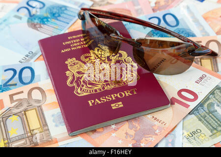 Reisen Dinge mit einem britischen Reisepass Währung Euro und Sonnenbrillen für Reisen in die Länder der Eurozone aus Großbritannien. Europäische geld Brexit Konzept Stockfoto