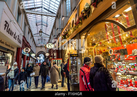 LYON, Frankreich - 7. Dezember 2014: Passage de l'Argue bei Einheimischen und Touristen in Lyon, Frankreich. Stockfoto