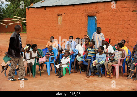 ANGOLA Kwanza Sul, Dorf Kassombo, Kinder in Abendschule, jedes Kind muss seinen eigenen Stuhl aus Kunststoff bringen. Stockfoto