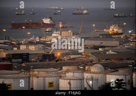 ANGOLA Luanda, Hafen und Ankerplatz vor Öl-Tanks der nationalen Ölgesellschaft Sonangol Stockfoto
