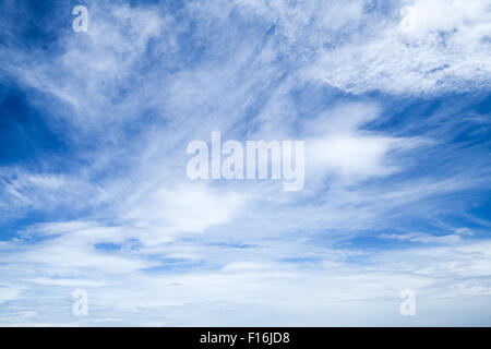 Altostratus und Altocumulus. Strahlend blauer Himmel mit verschiedenen Arten von Wolken, natürlichen Hintergrundfoto Stockfoto