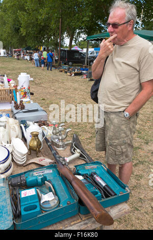 Touristeneinkäufe in Brocante in Charente Maritime, Südwestfrankreich Stockfoto