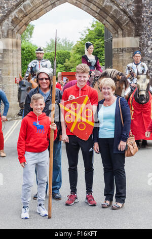 England, West Sussex, Arundel, Arundel Castle, Touristen vor Schlosseingang Stockfoto
