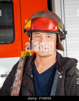 Zuversichtlich männlichen Feuerwehrmann In rot Helm Stockfoto