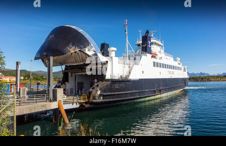 Fähre Docking mit Front heben, Kreuzung Fjord, Das arktische Norwegen, Skandinavien, Stockfoto