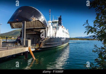 Fähre Docking mit Front heben, Kreuzung Fjord, Das arktische Norwegen, Skandinavien, Stockfoto