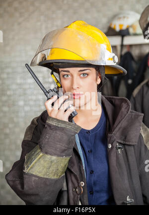 Firewoman mit Walkie Talkie im Fire Station Stockfoto