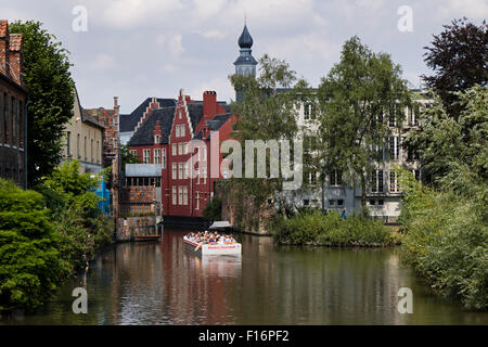 Ausflugsschiff mit Touristen auf dem Fluss Lauge in Ghend, Belgien Stockfoto