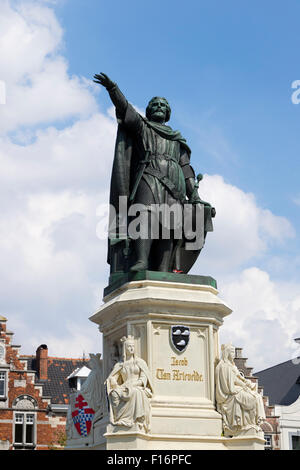 Aussehenden mit der Statue des Jacob van Artevelde in Ghend, Belgien Stockfoto