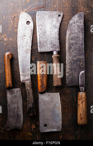 Vintage Metzger Fleischerbeile auf dunklem Holz Stockfoto