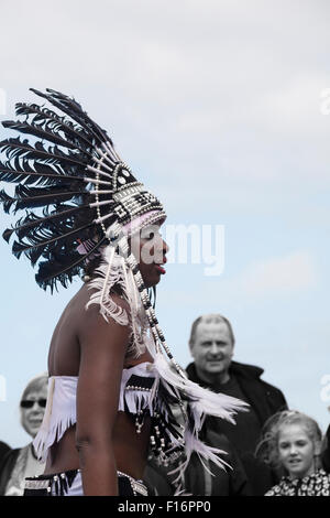 Tänzerin in Indianer Kostüm bei Swanage Karnevalsumzug im Juli mit dem Thema der Superhelden Stockfoto