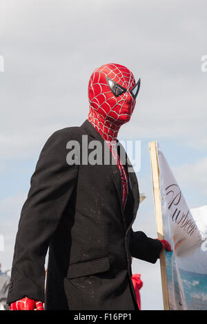 Mann verkleidet als Spiderman in Swanage Karnevalsumzug im Juli mit dem Thema der Superhelden Stockfoto
