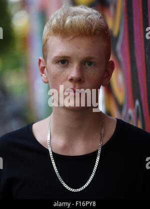 Dpa-exklusiv? Künstlers Leon Loewentraut stellt bei einem Foto-Shooting in der kunstvoll verzierte Kiefernstrasse Straße in Düsseldorf, Deutschland, 20. August 2015. Die 17 Jahre alte Schüler aus Kaarst, in der Nähe von Düsseldorf, ist der neue Star der Kunstszene. Foto: Horst Ossinger/dpa Stockfoto