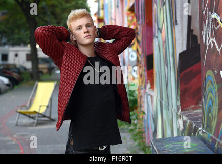 Dpa-exklusiv? Künstlers Leon Loewentraut stellt bei einem Foto-Shooting in der kunstvoll verzierte Kiefernstrasse Straße in Düsseldorf, Deutschland, 20. August 2015. Die 17 Jahre alte Schüler aus Kaarst, in der Nähe von Düsseldorf, ist der neue Star der Kunstszene. Foto: Horst Ossinger/dpa Stockfoto