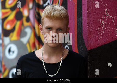 Dpa-exklusiv? Künstlers Leon Loewentraut stellt bei einem Foto-Shooting in der kunstvoll verzierte Kiefernstrasse Straße in Düsseldorf, Deutschland, 20. August 2015. Die 17 Jahre alte Schüler aus Kaarst, in der Nähe von Düsseldorf, ist der neue Star der Kunstszene. Foto: Horst Ossinger/dpa Stockfoto