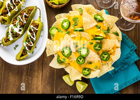 Chipotle Rindfleisch & Bohnen gefüllte Chile Paprika garniert mit saurer Sahne und Frühlingszwiebeln. Stockfoto